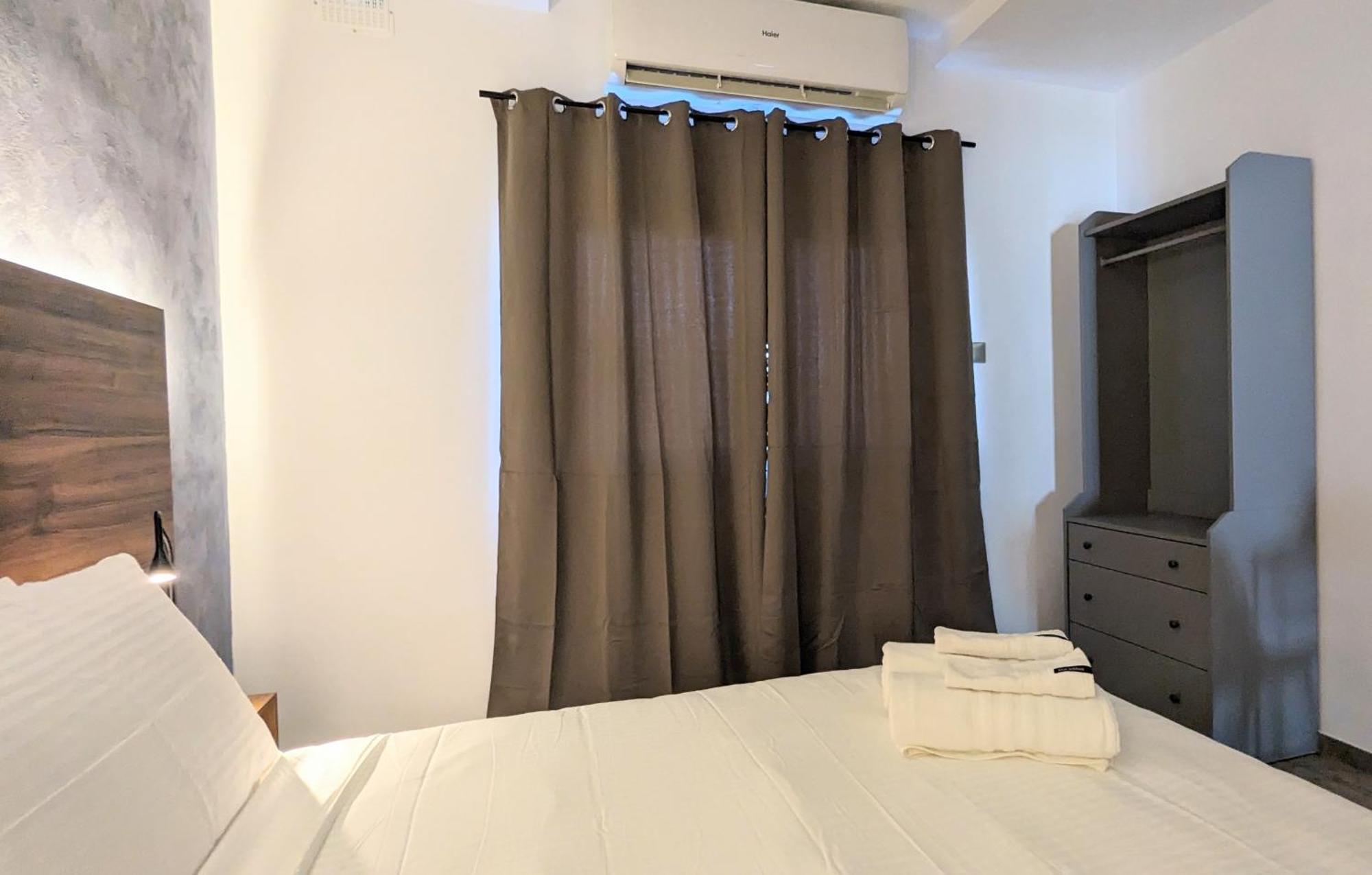 Hotel De La Croix à San Ġiljan Extérieur photo